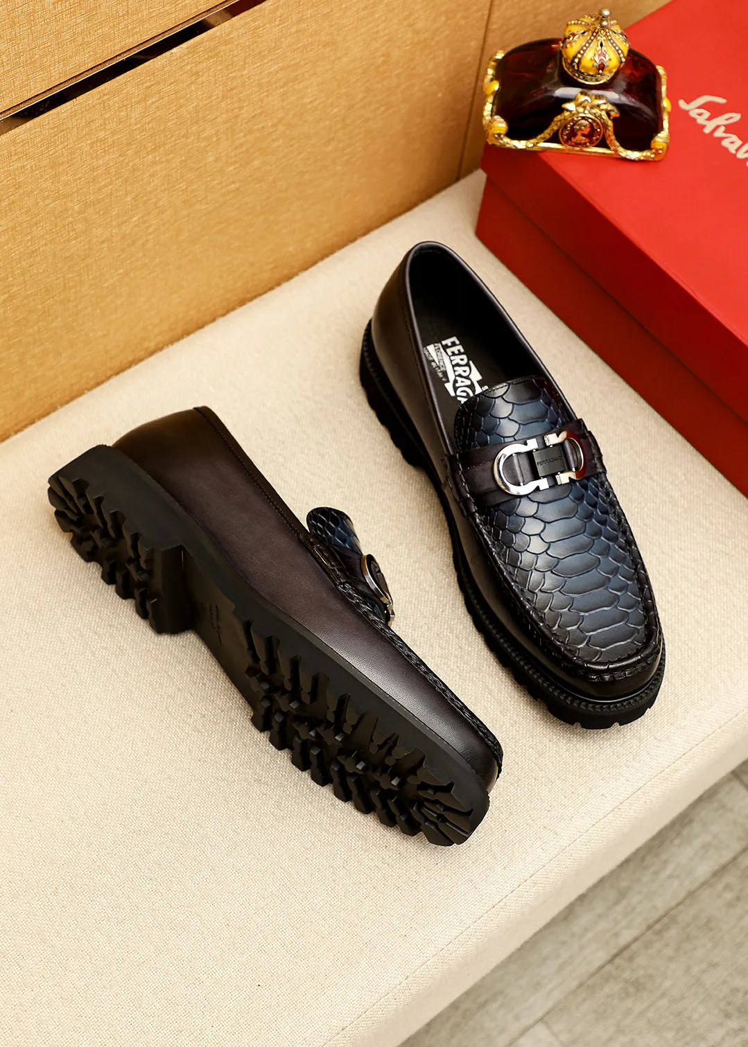Men's shoes 💰560 💐 Product trademark: Ferragamo "Ferragamo" casual leather shoes Regular size: 38-44 (45.46🉑️customized) Product materials: Selected imported first-layer calfskin embossed upper + original hardware buckle, imported water-dyed cow leather lining. Strong three-dimensional visual effect, original outsole color: 2 colors available